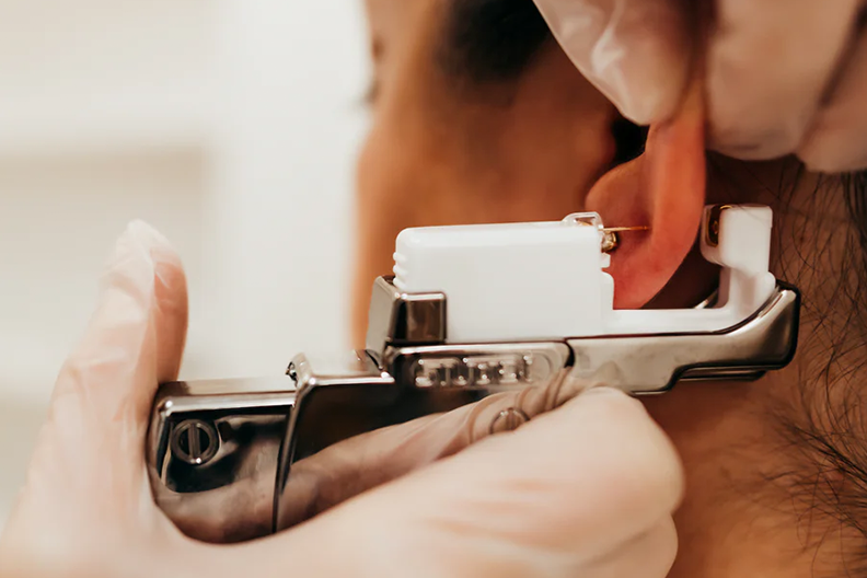 Fülbelővés studex